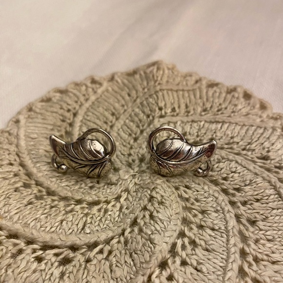 Vintage Sterling Silver Leaf Motif Screw Back Earrings - Picture 3 of 5